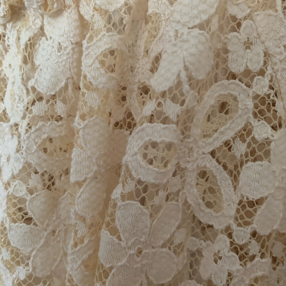 Lace flower dress with a black bow in the back - Picture 3 of 4